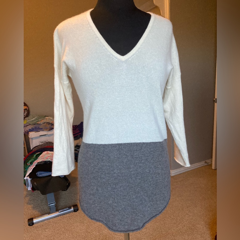 State Cashmere Cream and Gray V-Neck, long sleeve Sweater, size small